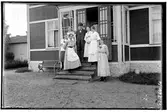Hålhults sanatorium, exteriör, trähus, sex kvinnor och en man på trappan överläkare C.E. Waller 1/1 1900