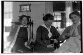 Hålhults sanatorium, interiör, tre kvinnor sittande, en handarbeteande, civila kläder