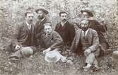 ASEA-ingenjören och uppfinnaren Jonas Wenström sitter i gräset tillsammans med fem amerikanska vänner, någonstans i USA. 1888.