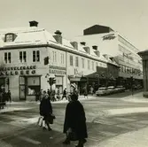 Västerås. Stora gatan mot öster från korsningen Köpmangatan.
Hovjuvelerare Hallbergs butik, Tempo m.fl. 1962.