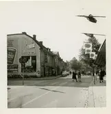 Västerås. Smedjegatan mot väster, med korsningen Torggatan. C:a 1960.