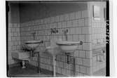 Hålahults sanatorium, interiör, tvättrummet och över manlig tandborstsköljar och fotbad.