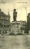 Vykort över statyn av Gustaf II Adolf som står på Stora torget i Sundsvall.