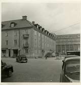 Västerås. Munkgatan mot öster, med Mimerhuset i bakgrunden och Keadinghuset i förgrunden, i hörnet mot Kopparbergsvägen, med
Lindströms Eftr. 1957.