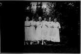 Hålahult sanatorium, exteriör, sex kvinnor i uniform på en gångväg i en trädgård