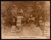 Två soldater med minkastare