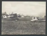 Flygfält med två tyska dubbeldäckare