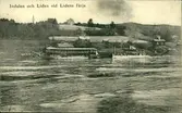 Vykort med motiv över ångbåtarna Indal och Liden som lagt till vid Lidens färjeläger.