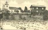 Vykort med motiv över kyrkan och gamla folkskolan i Holm.