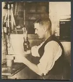 Krigsinvalid med armprotes