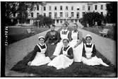 Hålahult sanatorium, exteriör, gruppfoto på personal framför huvudbyggnad, bakre rad nr. tre från vänster Hanna Johansson kökföreståndarinna 15/2 1913 -> sittande från vänster syster Rut Larsson 1/7 1914 ->