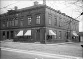 Västra Storgatan 2 i Jönköping, vid hörnet av Parkgatan. Fastigheten, som byggts redan på 1850-talet, ägdes av möbelfabrikanten A. Lindskog. Han hade också en möbelaffär i huset med ingång från Parkgatan. Byggnaden revs år 1929 för att ge plats åt Skånska banken.