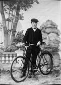 Ateljéporträtt - ung man med cykel, Östhammar, Uppland