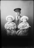 Ateljéporträtt - man med två flickor klädda i kappa och hatt, Östhammar, Uppland