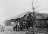 Tre män med varsin häst på stallbacken, Östhammar, Uppland