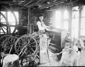 Svarvare Holm arbetar i sin verkstad, Östhammar, Uppland