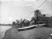 Kvarteret Östra Sand (Östra Storgatan nr 97 - 107) i Jönköping. Här bodde flera familjer som livnärde sig på fiske, men två smeder C. A. Andersson och C. R. Söderström, ägde också fastigheter i kvarteret. I bakgrunden syns på höjden Rosenlunds herrgård och till vänster därom herrgårdens ekonomibyggnader.