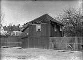 Vid Kålgårdsgatan i Jönköping, öster om Änkhusgatans skärning, låg detta lusthus. Huset revs år 1909.