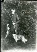 Möklinta sn, Sala.
Man med hund, bössa och jaktbyte. Början 1900-tal.