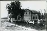 Möklinta sn, Sala.
Sju personer vid kaffebord utanför bostad. Början av 1900-talet.