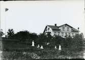 Möklinta sn, Sala.
Herrskapsfolk i trädgården utanför herrgård. C:a 1900.