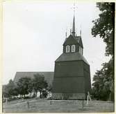 Möklinta sn, Sala.
Exteriör av Möklinta kyrka och klockstapeln.