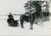 Möklinta sn, Sala. Östankil.
Porträtt av slädparti med August Östlund. C:a 1910.