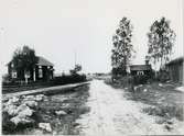 Möklinta sn, Sala. Östankil.
Björkvi i Östankil. Saladammsvägen rakt fram. Början 1900-talet.