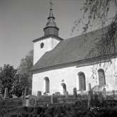Döderhults kyrka med kyrkogården.