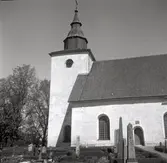 Döderhults kyrka med kyrkogården.