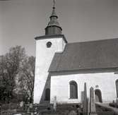 Döderhults kyrka med kyrkogården.