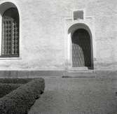 Döderhults kyrka, portalen med fönster på långsidan.