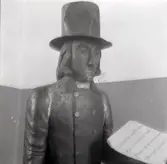 Offerbössa i Döderhults kyrka, tillverkad av likkistmakaren A. Pettersson 1850.