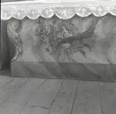 Interiör av Döderhults kyrka, detalj av altarets intarsia.