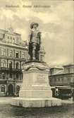 Vykort med motiv över Gustav Adolfstatyn på Stora torget i Sundsvall.