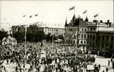 Vykort med motiv över Stora torget och invigningen av Gustav Adolfs staty i Sundsvall.