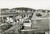 Vy över bron nedanför kraftverket i Bergeforsen. Vykort.