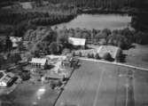 Flygfoto över Näshult i Vetlanda Kommun i mitten av bilden ser man Näshults kyrka,  Jönköpings län. Nr: 931/1961