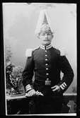Reprofotografi - man i uniform med plymdekorerad kask, Östhammar, Uppland