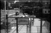 Vy över Slussens tunnelbanestation under sommaren 1949 då den var avstängd för ombyggnation. På grinden syns en skylt som informerar om att buss linje 8B avgår från Södergatan.