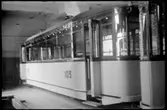 Trondheim Spårväg, TS spårvagn 105 uppställd i en vagnhall.