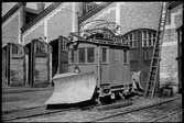 Snöplog på spårvagn utanför vagnhallen i Rosenborg, Östermalm, i Sundsvall, 1949-08-08.