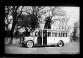 Buss av 1928 års typ, vid Lundby gamla kyrka. Den trafikerade linjen Lundby - Hultmans Holme, i Göteborg.