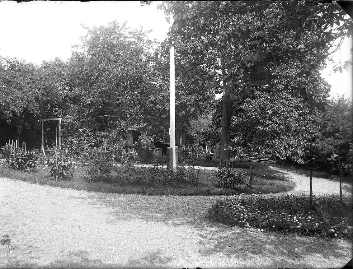 Calla Helena Sundbeck, The garden of the rectory in Boundary. A flagpole in the center and a rocking stand on the left.