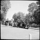 Intresserade besökare kikar in i förarhytten på Östra Södermanlands Järnväg, ÖSlJ lok 2 