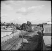 Persontåg på Saltsjöbanan vid in- utfarten till Saltsjö-Järla station.