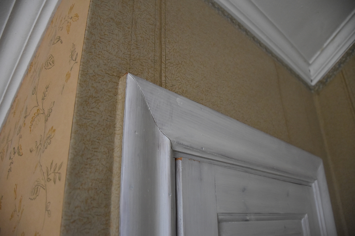 Adam Mol, Interiör från Nygårdsgården i Bingsjö. Rum på övervåningen i korsplanshuset på gården. Huset uppfördes 1912.