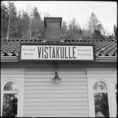 Destinationsskylt på Vistakulle stationshus.
