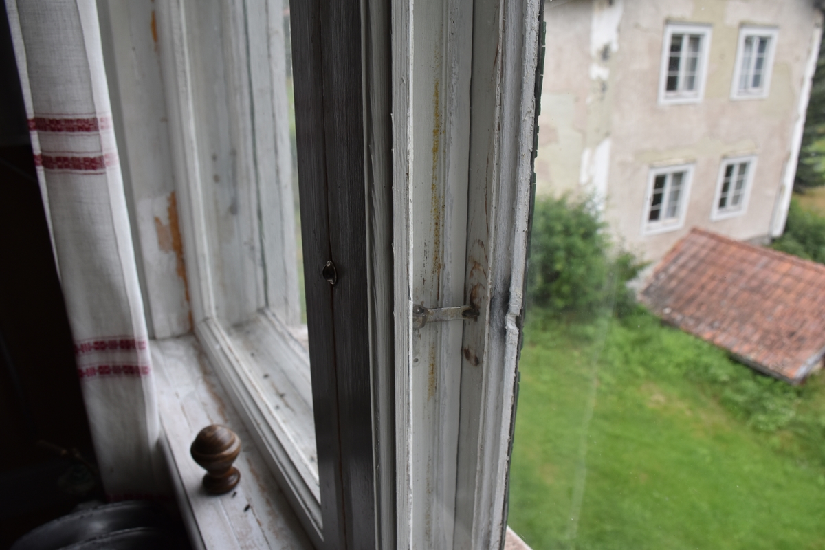 Adam Mol, Interiör från Nygårdsgården i Bingsjö. Rum på övervåningen i korsplanshuset på gården. Huset uppfördes 1912.