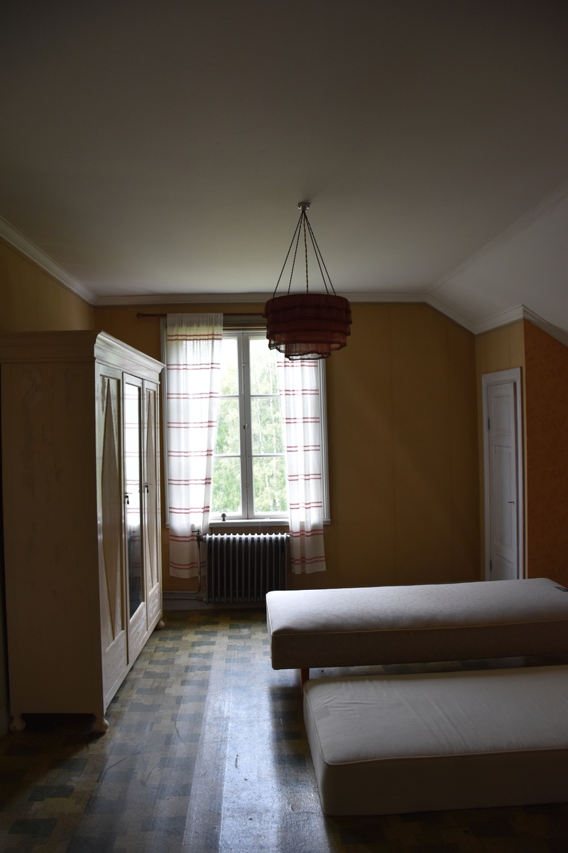 Adam Mol, Interiör från Nygårdsgården i Bingsjö. Rum på övervåningen i korsplanshuset på gården. Huset uppfördes 1912.